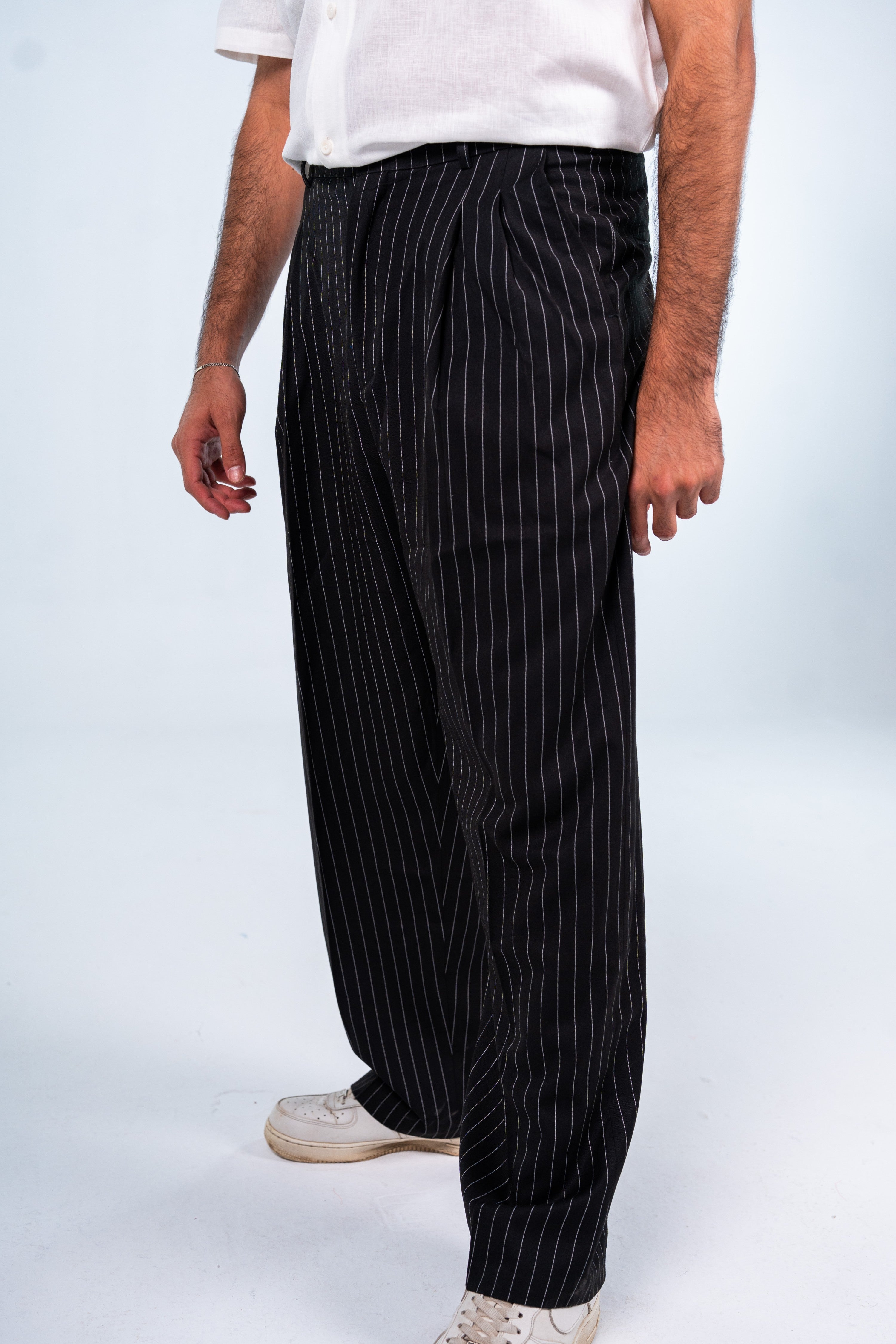 Black Classic Pinstripe Pleated Trousers - بنطلون كلاسيك أسود مقلم بكسرات