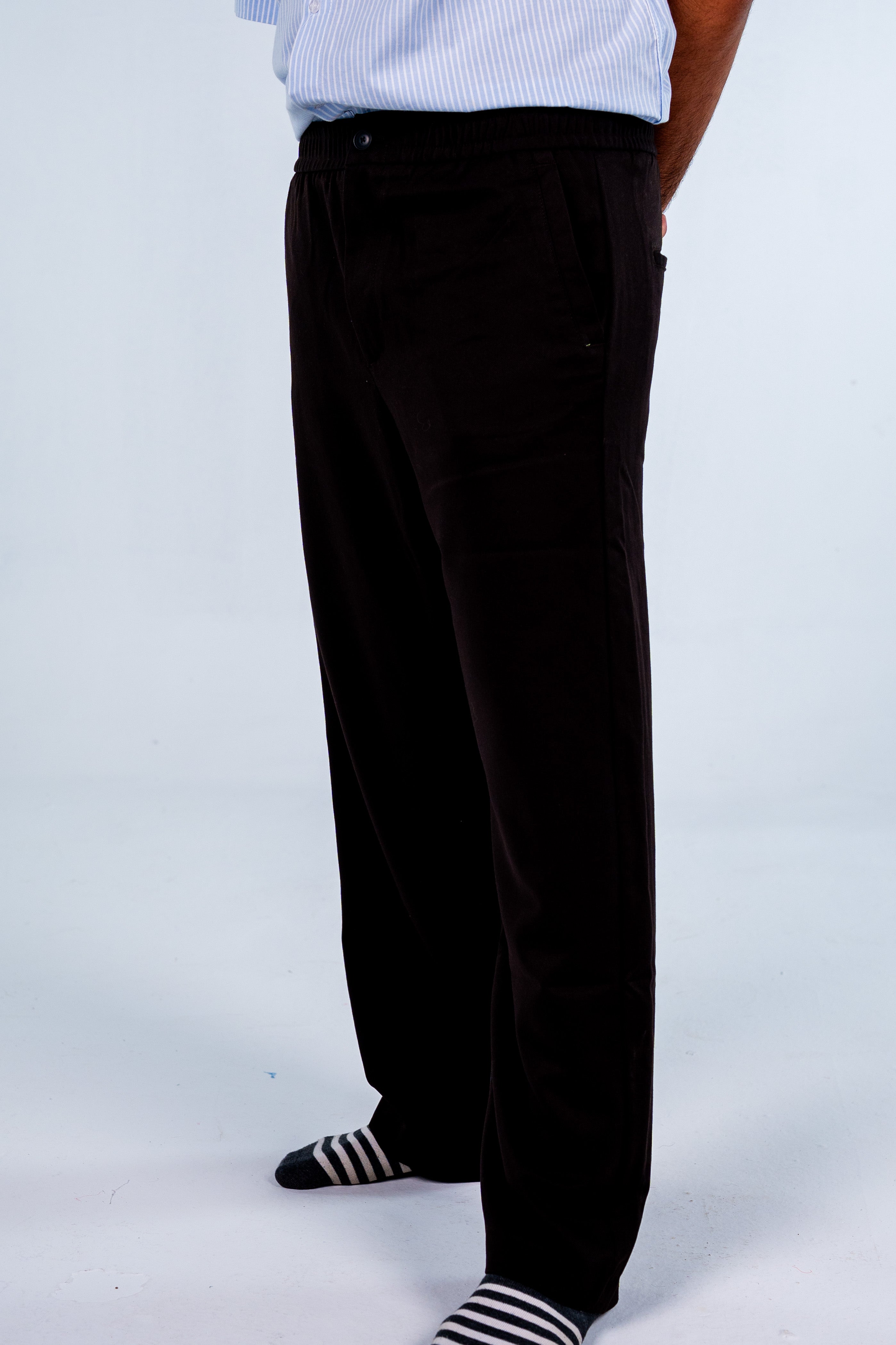 Black Elastic-Waist Classic Trousers - بنطلون أسود كلاسيك بخصر مطاطي
