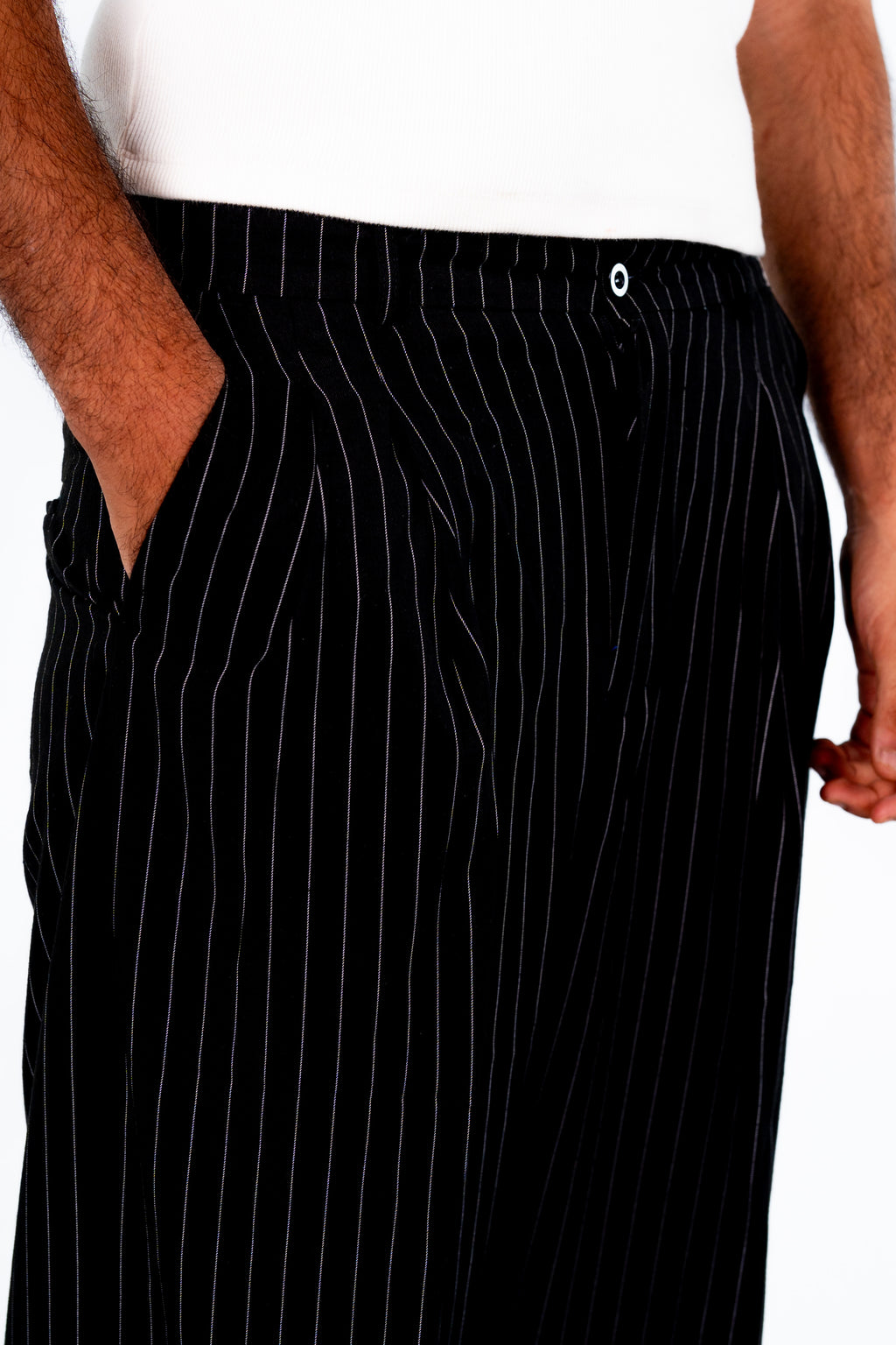 Black Classic Pinstripe Pleated Trousers - بنطلون كلاسيك أسود مقلم بكسرات
