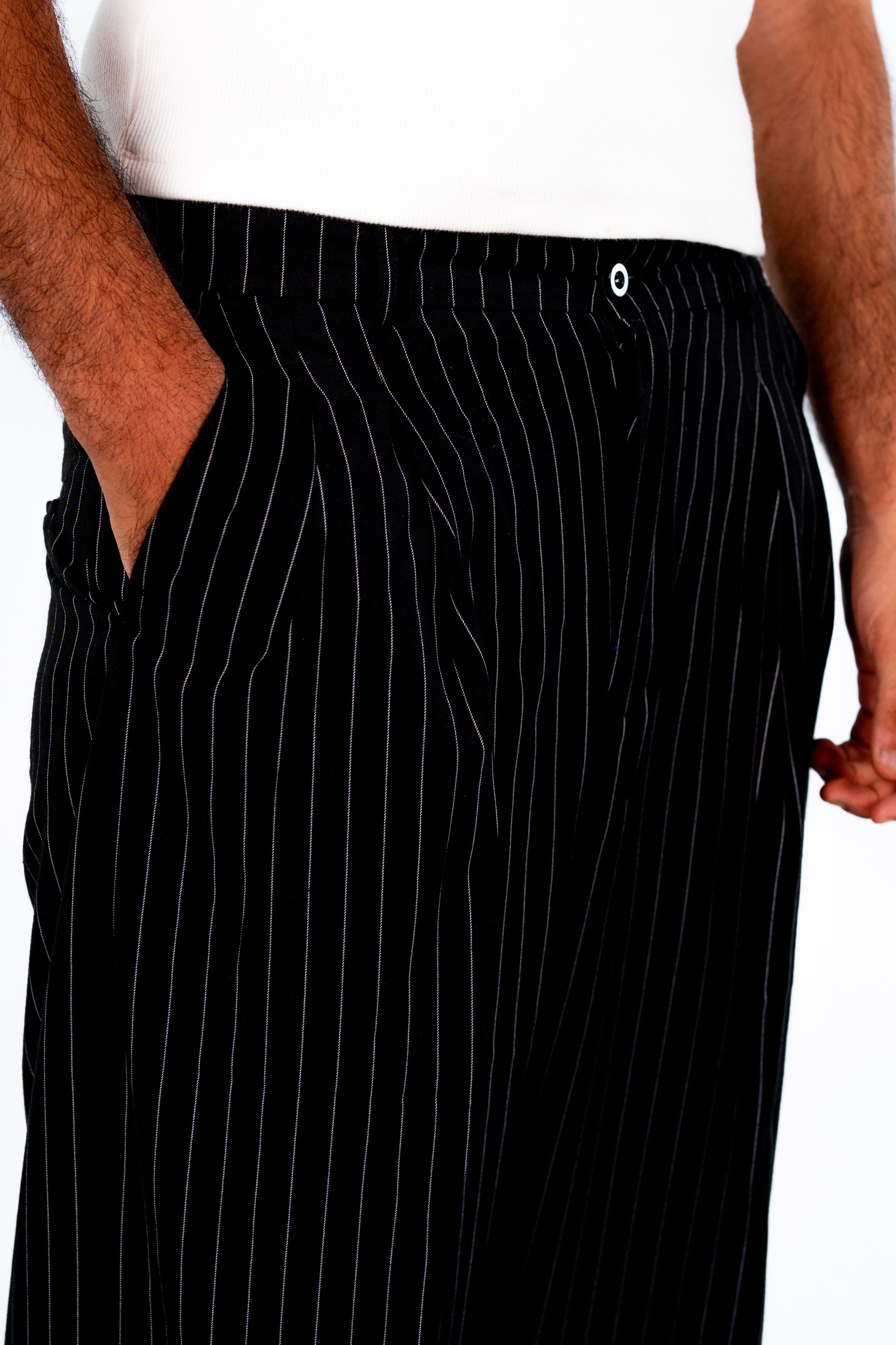 Black Classic Pinstripe Pleated Trousers - بنطلون كلاسيك أسود مقلم بكسرات
