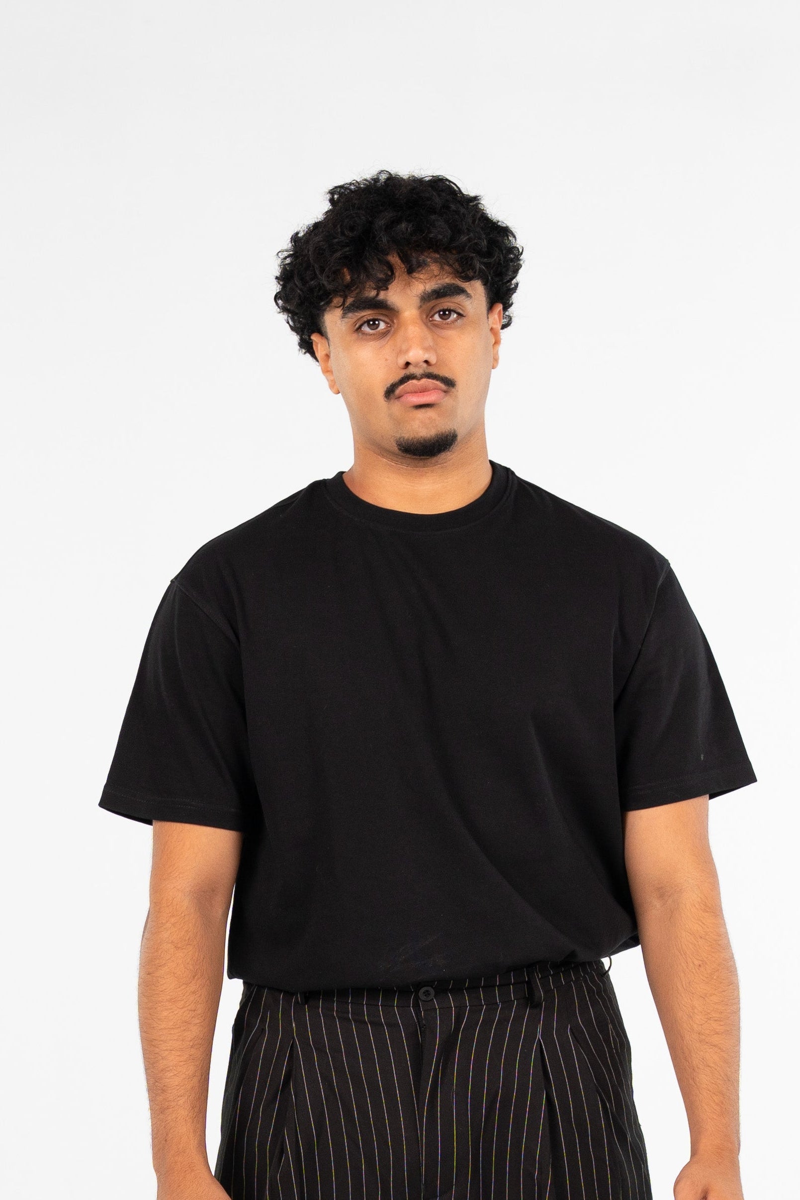 Black Round-Neck T-Shirt - تيشيرت أسود بياقة دائرية