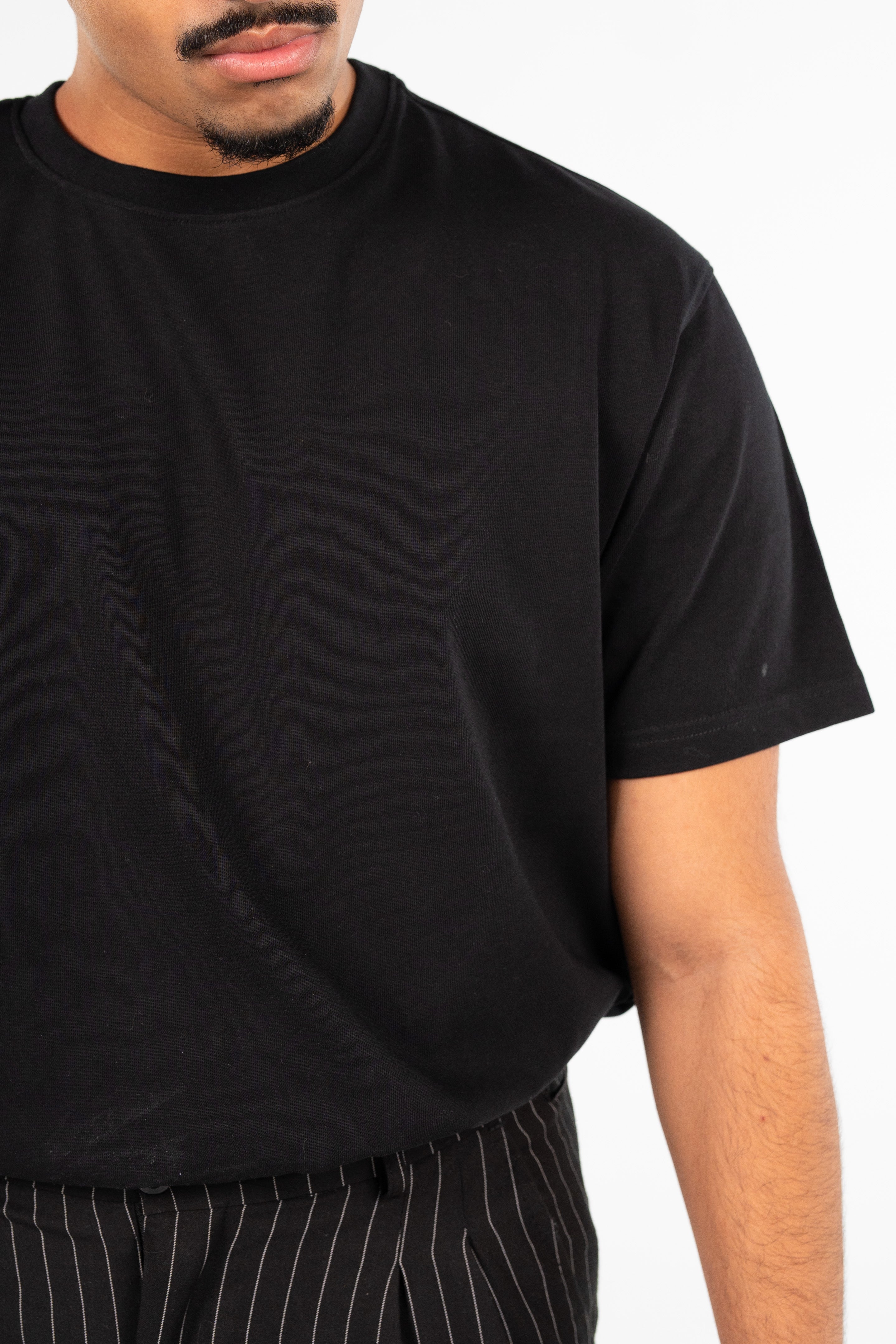 Black Round-Neck T-Shirt - تيشيرت أسود بياقة دائرية