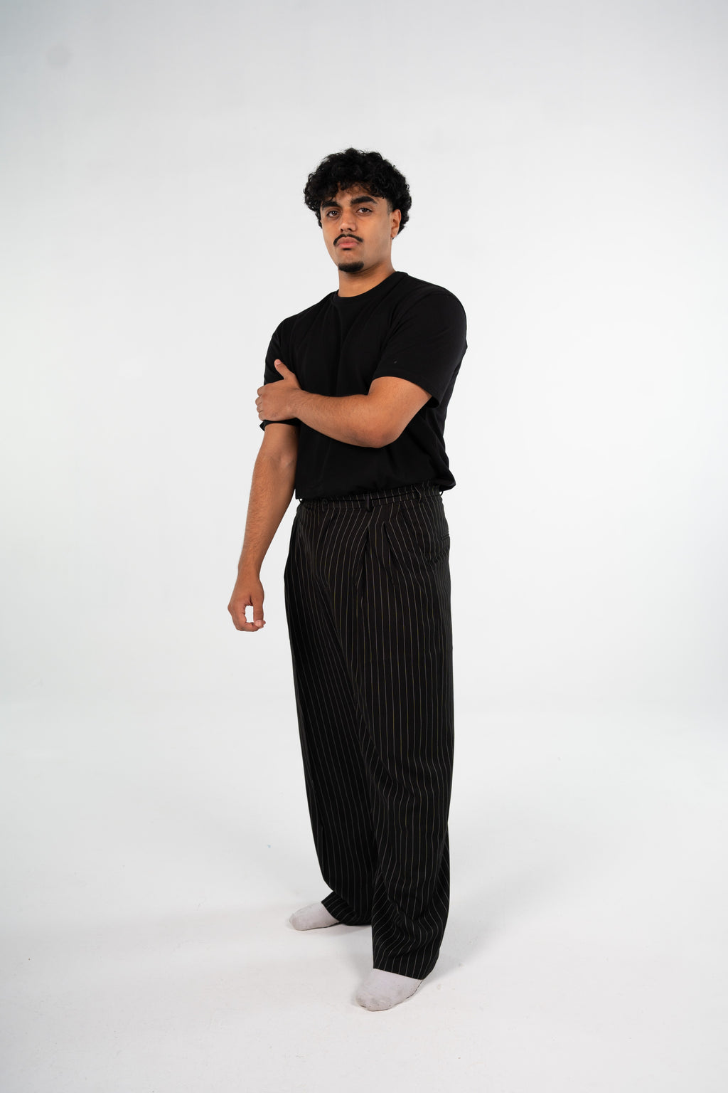 Black Round-Neck T-Shirt - تيشيرت أسود بياقة دائرية